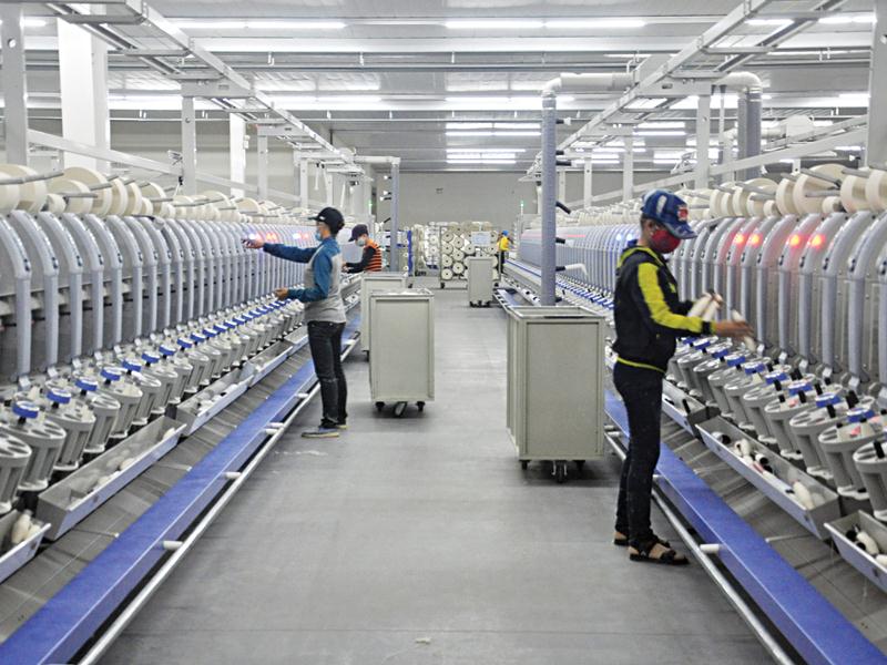 Sản xuất sợi tại Phân xưởng kéo sợi số 1, Công ty TNHH Khoa học kỹ thuật Texhong Ngân Hà tại Khu công nghiệp cảng biển Hải Hà. Ảnh: Hữu Việt