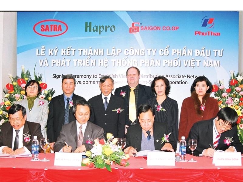 Sau 10 năm khó khăn, các ông chủ của Công ty cổ phần Đầu tư và Phát triển hệ thống phân phối Việt Nam (VDA) có thể viết tiếp giấc mơ thương hiệu Việt Trong ảnh: Lễ ký kết thành lập VDA ngày 1/2/2007