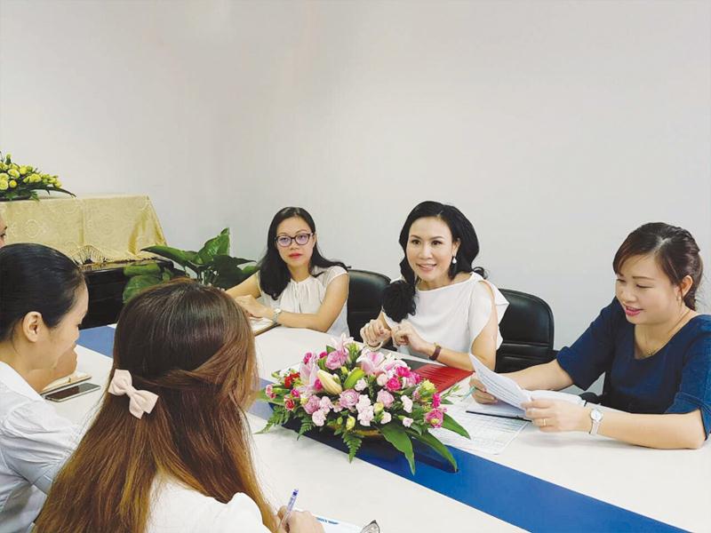 Bà Vũ Ngọc Hương (ngồi giữa) đang đi tìm lời giải cho bài toán tìm thế hệ kế cận cho doanh nghiệp gia đình của mình.