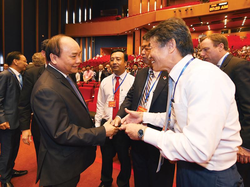 Thủ tướng Chính phủ Nguyễn Xuân Phúc và các đại biểu doanh nghiệp tham dự Hội nghị Thủ tướng Chính phủ với doanh nghiệp năm 2017.