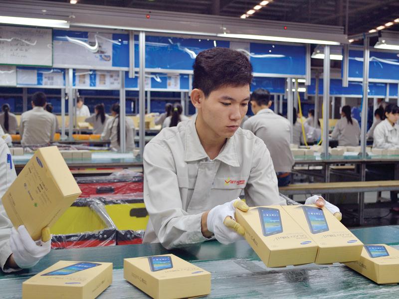 Công ty TNHH Việt Hưng (Hà Nội) sản xuất bao bì cho Samsung. Ảnh: Đức Thanh