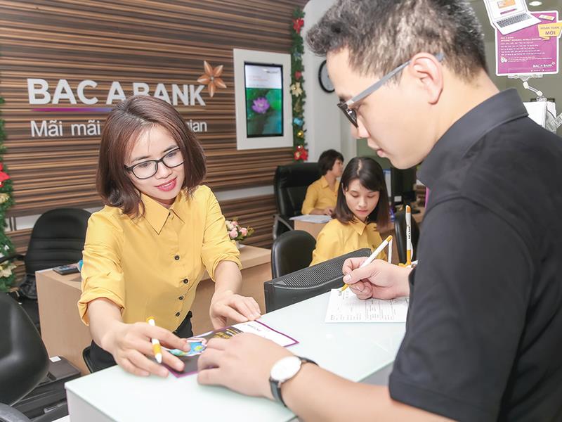 Nhân viên BAC A BANK giới thiệu chương trình khuyến mại với khách hàng.