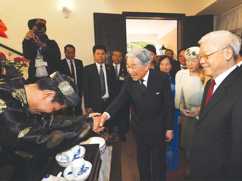 Tổng Bí thư Nguyễn Phú Trọng, Nhà vua và Hoàng hậu Nhật Bản cùng quan khách trong buổi tiệc  trà do nghệ nhân trà Hoàng Anh Sướng trình diễn.