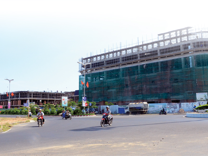 Dự án Trung tâm thương mại và Vincom Tuy Hòa cùng với khu nhà phố thông minh của Tập đoàn Vingroup đang xây dựng sẽ tạo nên điểm nhấn kiến trúc cho đô thị Tuy Hòa. Ảnh: Hà Minh