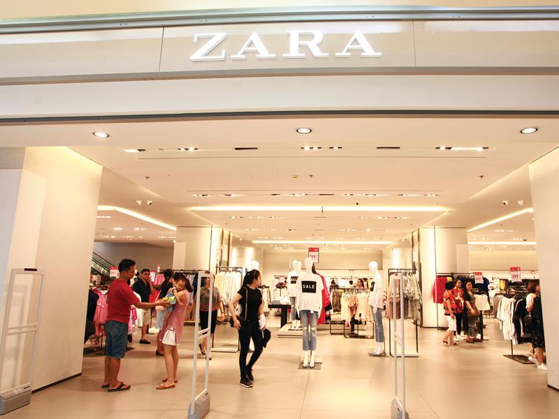 Sự xuất hiện của Zara tạo áp lực lớn cho thương hiệu nội địa. Trong ảnh: Cửa hàng Zara tại TP.HCM. Ảnh: Lê Toàn