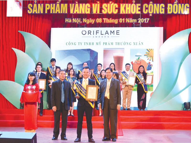 Ông Đỗ Đăng Khoa, Giám đốc Marketing Oriflame nhận Giải thưởng Sản phẩm Vàng vì sức khỏe cộng đồng 2016.