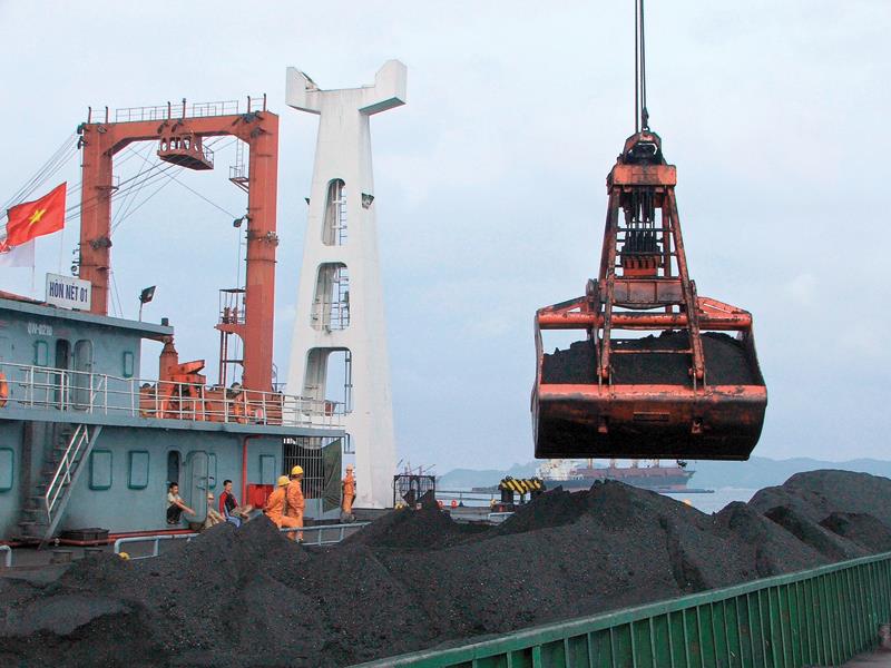 Xuất khẩu than tại khu vực cảng Hòn Nét (Quảng Ninh)	. Ảnh: Thanh Hương