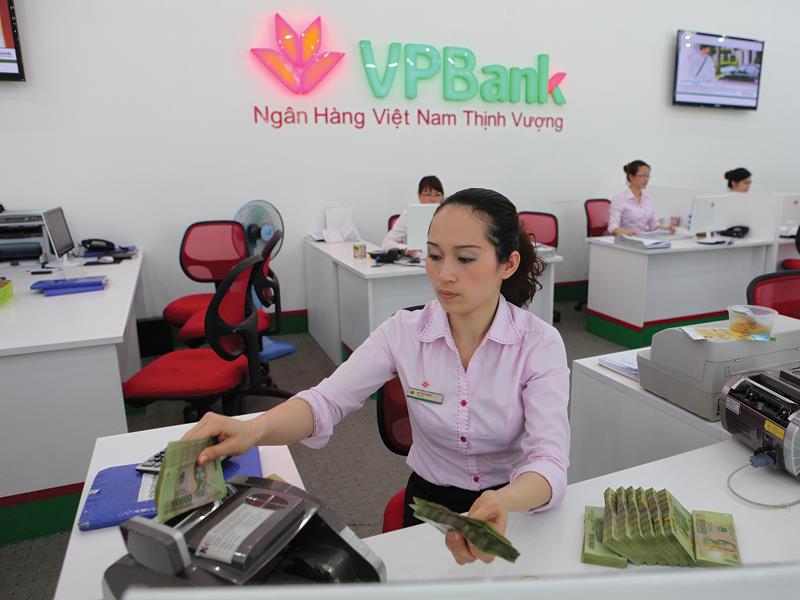 Dư địa tăng cung tiền còn khá lớn. Trong ảnh: Kiềm đếm tín dụng tại ngân hàng Việt Nam thịnh vượng. Ảnh:  C.C