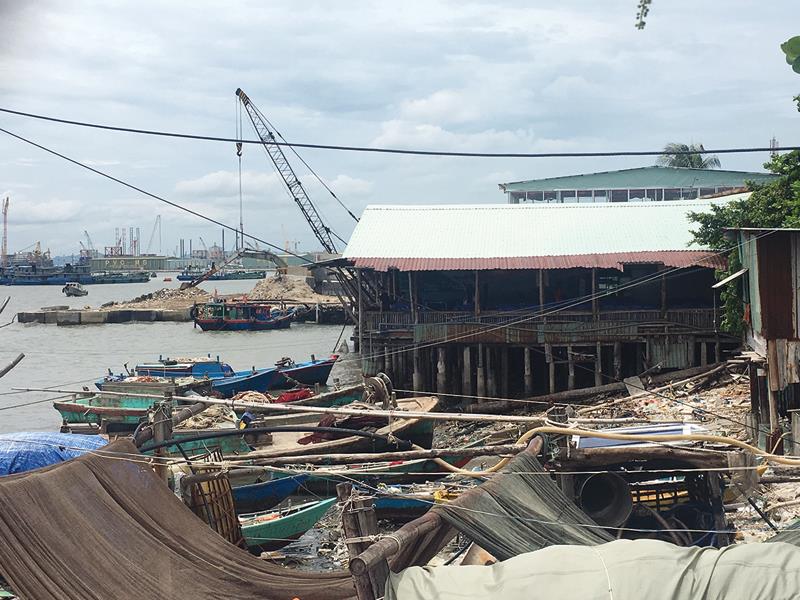 Việc xây dựng nhà hàng lấn chiếm ra biển tại đường Trần Phú, TP. Vũng Tàu đã diễn ra trong nhiều năm, nhưng chưa được xử lý dứt điểm. Ảnh: Gia Huy