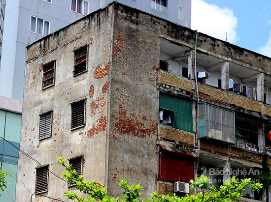 Khu chung cư D2 phường Quang Trung (TP. Vinh, Nghệ An) được đưa vào sử dụng gần 40 năm nay, nên đã xuống cấp trầm trọng.