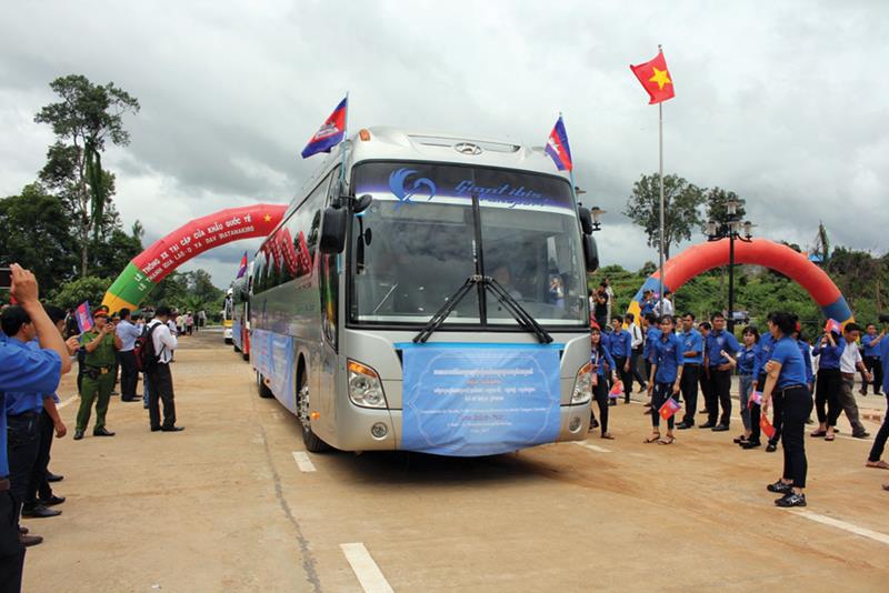 Lễ thông xe tại cặp cửa khẩu Lệ Thanh, Gia Lai (Việt Nam) - Oyadav, tỉnh Ratanakiri (Vương quốc Campuchia). Ảnh: Chí Dũng