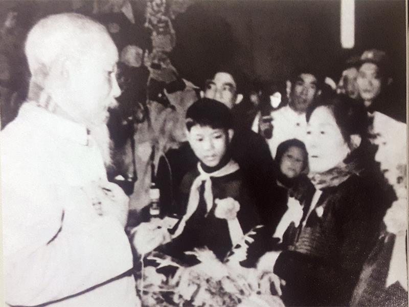 Chủ tịch Hồ Chí Minh hỏi chuyện mẹ Nguyễn Thị Suốt, người anh hùng đã chèo đò đưa bộ đội qua sông Nhật Lệ (Quảng Bình) dưới bon đạn Mỹ (30/12/1966).