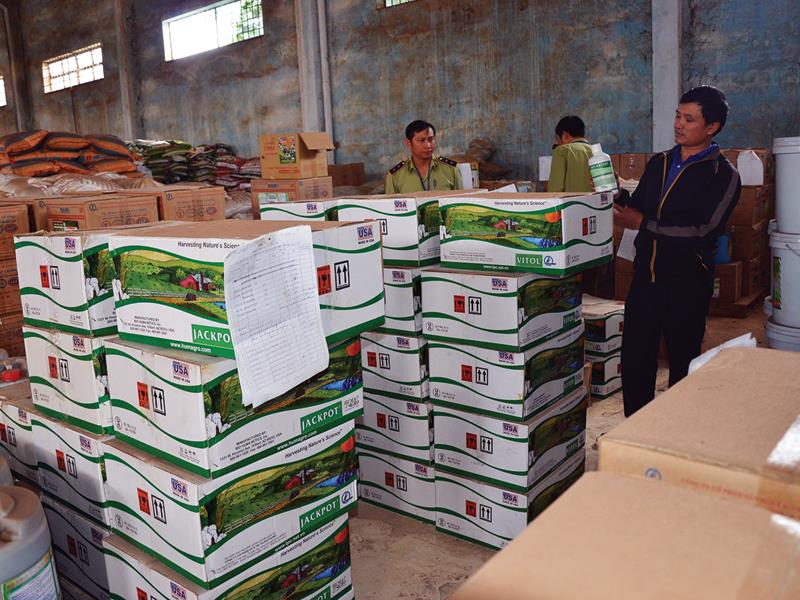 Lực lượng quản lý thị trường tiến hành kiểm tra toàn bộ sản phẩm tại kho hàng của Công ty Thuận Phong