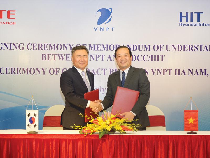 Ông Phạm Đức Long (bên phải) và ông Yong Deuk Ma tại lễ ký kết.