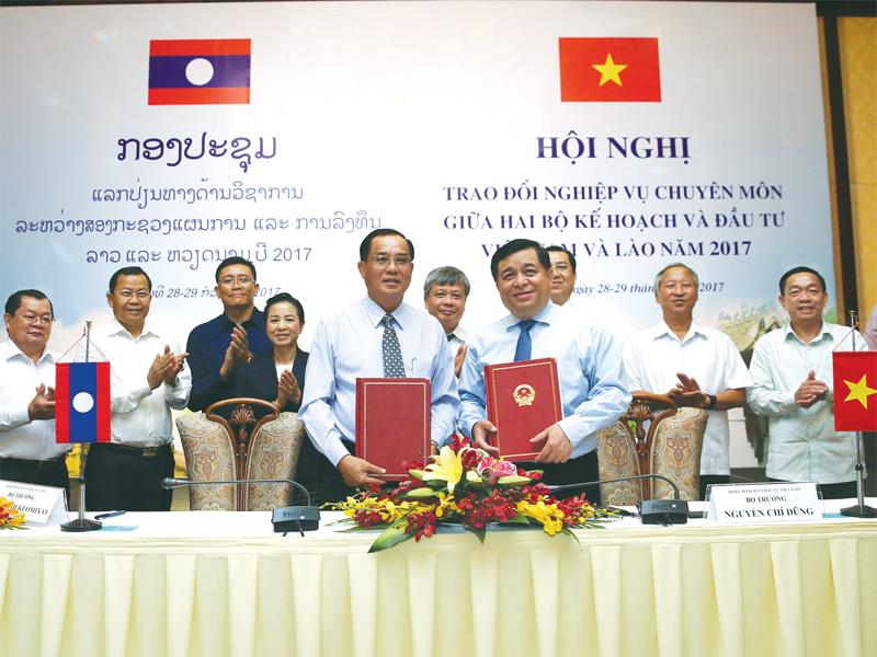 Bộ Kế hoạch và Đầu tư hai nước Việt Nam và Lào ký Biên bản thỏa thuận hợp tác giữa hai Bộ giai đoạn 2017 - 2018. Ảnh: N.T