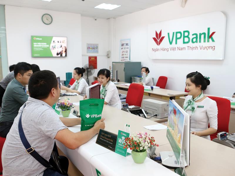 Sau VPBank, hiện có ít nhất 8 ngân hàng đang lên kế hoạch niêm yết vào cuối năm nay hoặc sang năm sau. Trong ảnh: Hoạt động tại quầy giao dịch của ngân hàng VPBank. Ảnh: Đức Thanh