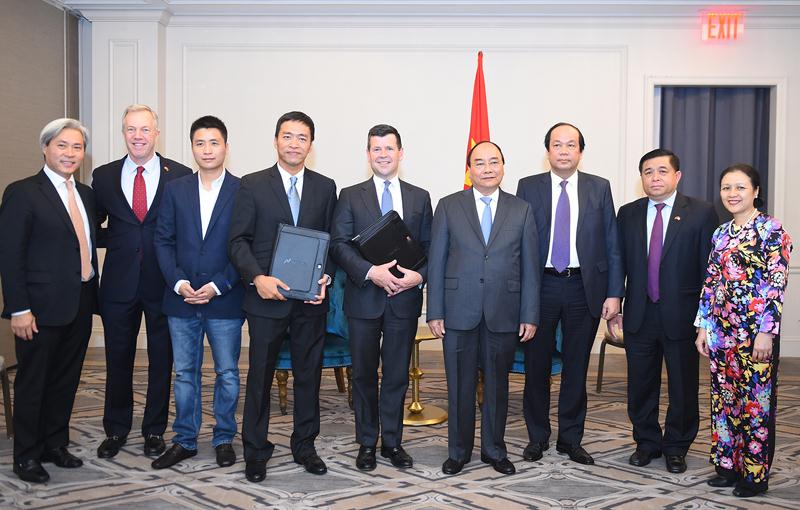 Thủ tướng Nguyễn Xuân Phúc và Đoàn công tác Chính phủ Việt Nam chụp ảnh cùng đại diện NASDAQ và VNG sau khi ký Bản ghi nhớ ngày 30/5/2017.