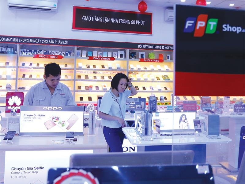 tiêu dùng là một trong 3 trụ cột của tăng trưởng kinh tế. Trong ảnh, cửa hàng bán lẻ FPT Shop tại Thái Hà (Hà Nội). Ảnh: Đ.T