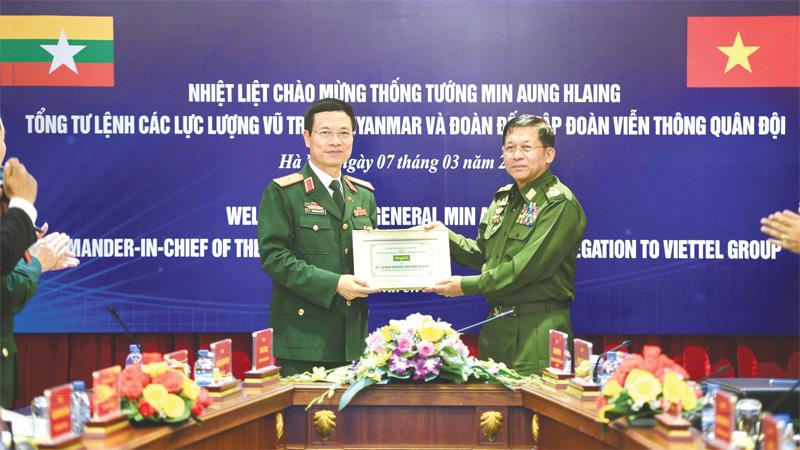 Tổng giám đốc Tập đoàn Viettel Nguyễn Mạnh Hùng trao tặng 