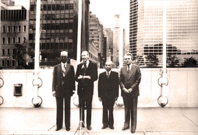 Ngày 20/9/1977, Việt Nam trở thành thành viên chính thức của Liên hợp quốc. Trong ảnh: Phó thủ tướng, Bộ trưởng Ngoại giao Nguyễn Duy Trinh  (thứ hai, từ phải sang) dự lễ kéo cờ Việt Nam tại trụ sở Liên hợp quốc. Ảnh: Tư Liệu