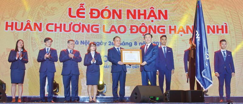 Phó thủ tướng Vương Đình Huệ trao Huân chương Lao động hạng Nhì cho Công ty Eurowindow.