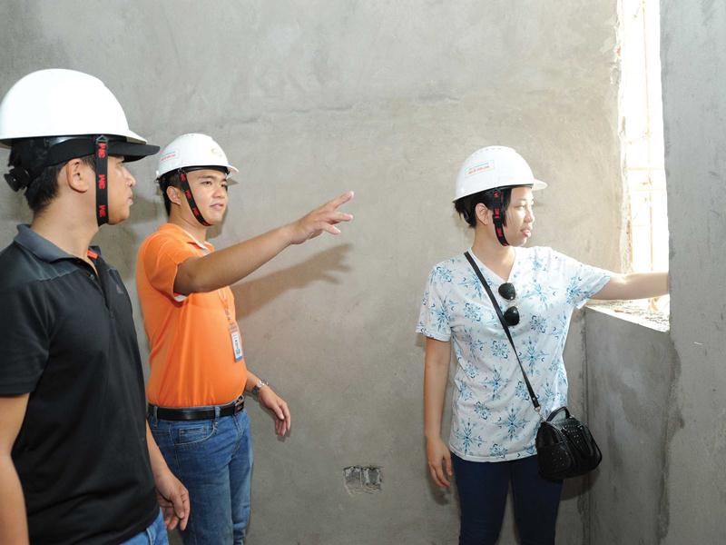 Công ty HimLam Land cho khách hàng giám sát công trình căn hộ Him Lam  Phú An tại quận 9.