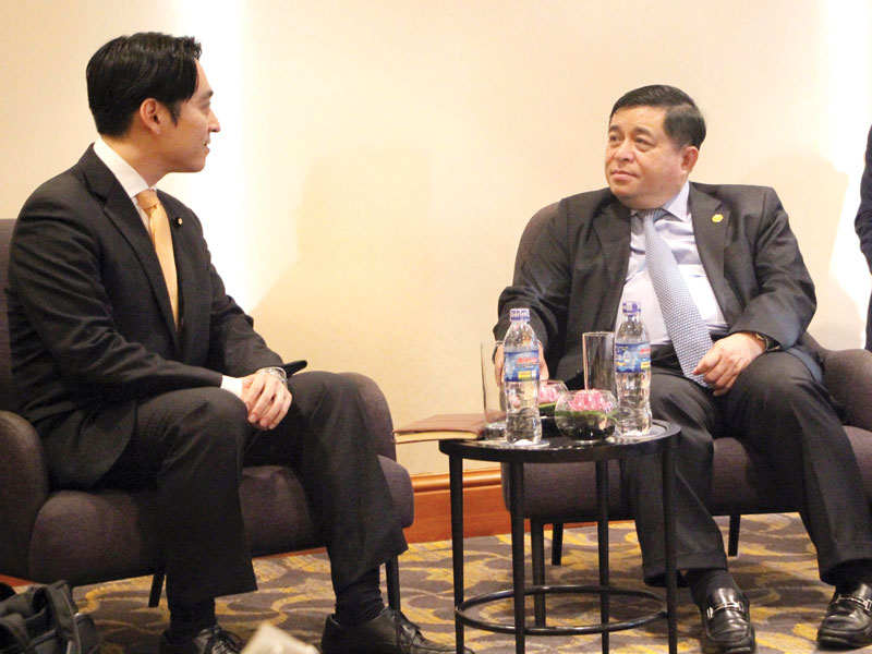 Bộ trưởng Nguyễn Chí Dũng (ngồi giữa) tại buổi họp song phương cùng Thứ trưởng Bộ kinh tế, Thương mại và Công nghiệp Nhật Bản trước Hội nghị SMEMM 24.