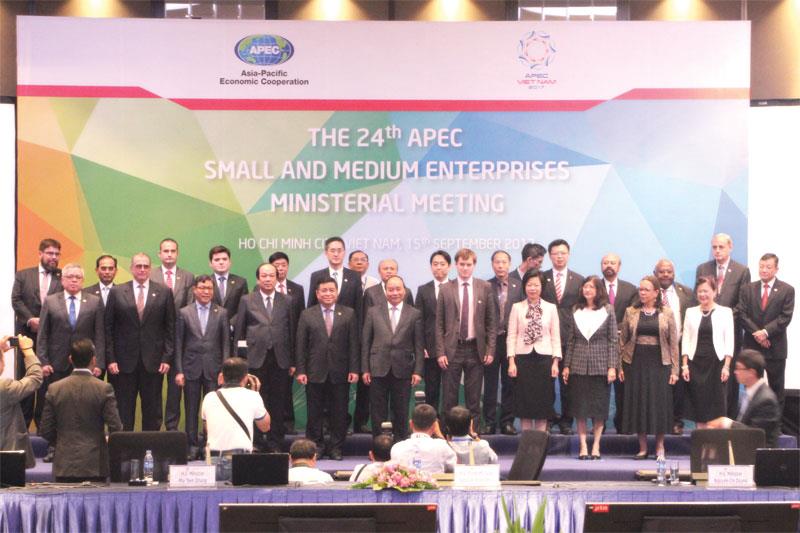 Thủ tướng Chính phủ Nguyễn Xuân Phúc cùng các đại biểu tham dự Hội nghị Bộ trưởng doanh nghiệp nhỏ và vừa APEC lần thứ 24 do Bộ Kế hoạch và Đầu tư chủ trì  diễn ra tại TP.HCM	Ảnh: H.P