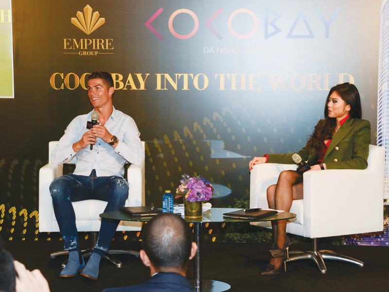 Bà Coco Trần (bên phải) Phó tổng giám đốc Empire và danh thủ bóng đá thế giới Ronaldo trong một sự kiện đầu năm 2017.