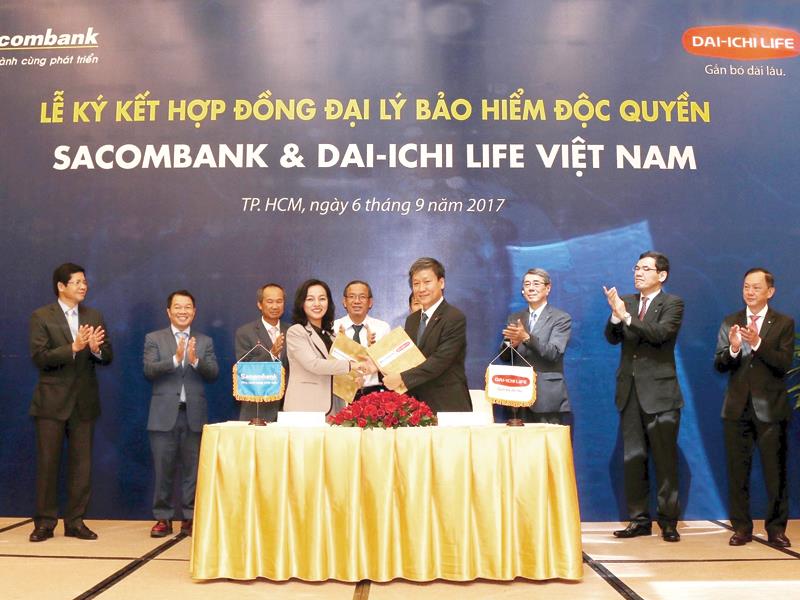 Bà Nguyễn Đức Thạch Diễm, Tổng giám đốc Sacombank và ông Trần Đình Quân, Tổng giám đốc Công ty Dai-ichi Life Việt Nam tại lễ ký kết.