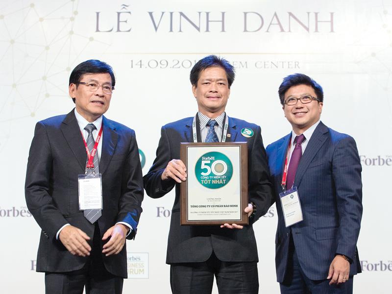 Ông Lê Văn Thành, Tổng giám đốc Bảo Minh (giữa) đón nhận sự vinh danh của Forbes Việt Nam cho Top 50 công ty niêm yết tốt nhất Việt Nam 2017.