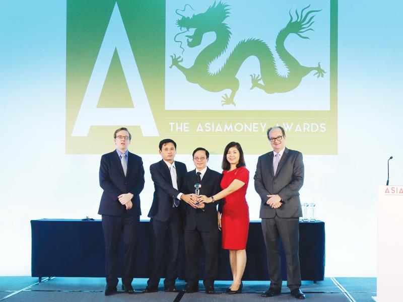 Ông Clive Horwood, Tổng biên tập Tạp chí Euromoney và Asiamoney (bên phải) cùng ông Matthew Thomas, Trưởng đại diện ở châu Á (bên trái), đại diện Ban tổ chức Asiamoney trao giải thưởng cho các thành viên lãnh đạo đại diện HDBank.