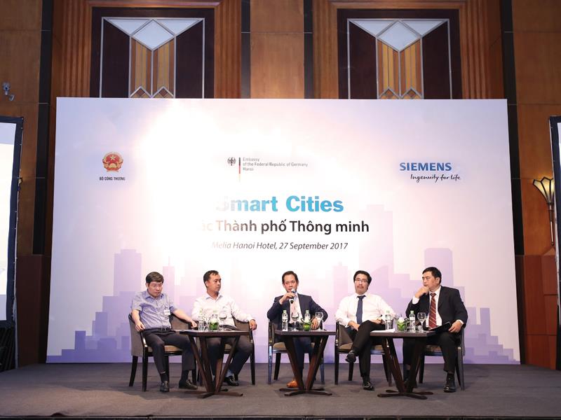 Ông Phạm Thái Lai, Chủ tịch kiêm Tổng giám đốc Siemens Việt Nam (ngồi giữa), trao đổi về việc xây dựng thành phố thông minh ở Việt Nam.
