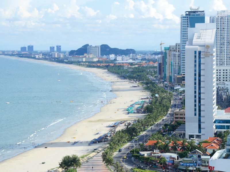 Với lợi thế sở hữu những bãi biển đẹp, Đà Nẵng đã sớm được các nhà đầu tư lựa chọn để xây dựng các khu nghỉ dưỡng.