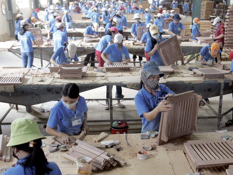 Các doanh nghiệp cần chuyển sang chế biến sâu để nâng cao giá trị ngành gỗ. Trong ảnh: Xưởng sản xuất của Công ty Gỗ Trường Thành. Ảnh: Đức Thanh