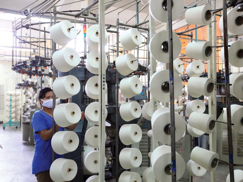 APEC hiện chiếm 60% giá trị xuất khẩu, 80% giá trị nhập khẩu của Việt Nam. Trong ảnh: Sản xuất hàng dệt may xuất khẩu tại Dệt kim Đông Xuân.