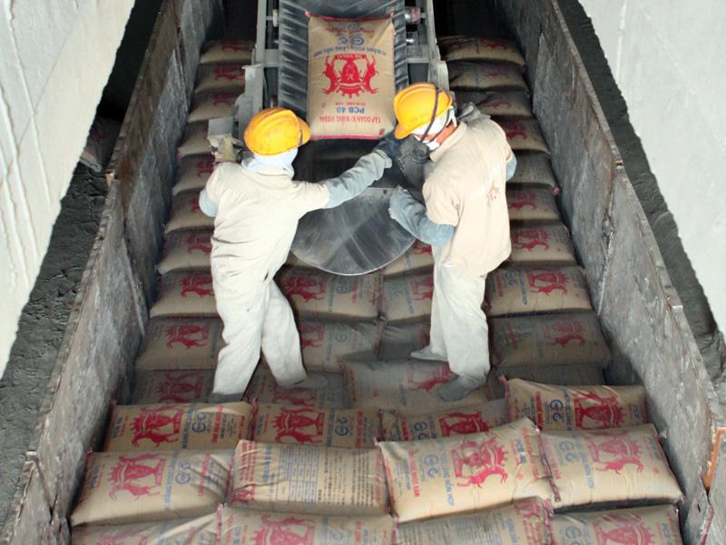 Lượng xi măng, clinker xuất khẩu của Vissai đã vượt 20 triệu tấn. Trong ảnh: Vận chuyển thành phẩm tại The Vissai. Ảnh: Chí Cường