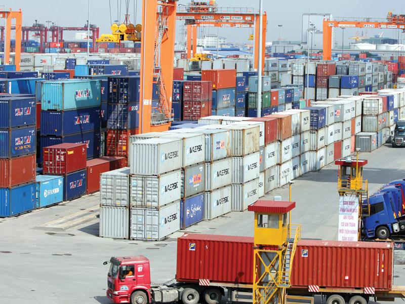 Tự do hóa thương mại và đầu tư  là mục tiêu APEC đang hướng tới. Trong ảnh: Xuất nhập khẩu hàng hóa tại cảng Hải Phòng.