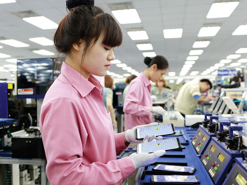 Sản xuất điện thoại di động tại Nhà máy Samsung Thái Nguyên - một nhà đầu tư đến từ APEC.