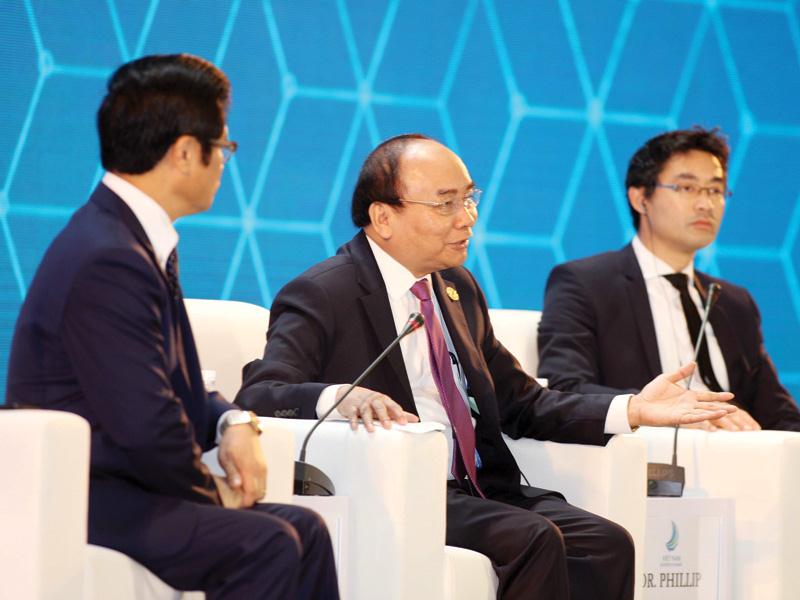 Thủ tướng Chính phủ Nguyễn Xuân Phúc trả lời câu hỏi của cộng đồng doanh nghiệp, nhà đầu tư tại VBS 2017.