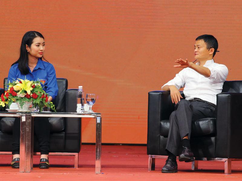 Tỷ phú Jack Ma khẳng định, con người luôn thông minh hơn những chiếc máy. Ảnh: Ngọc Thành