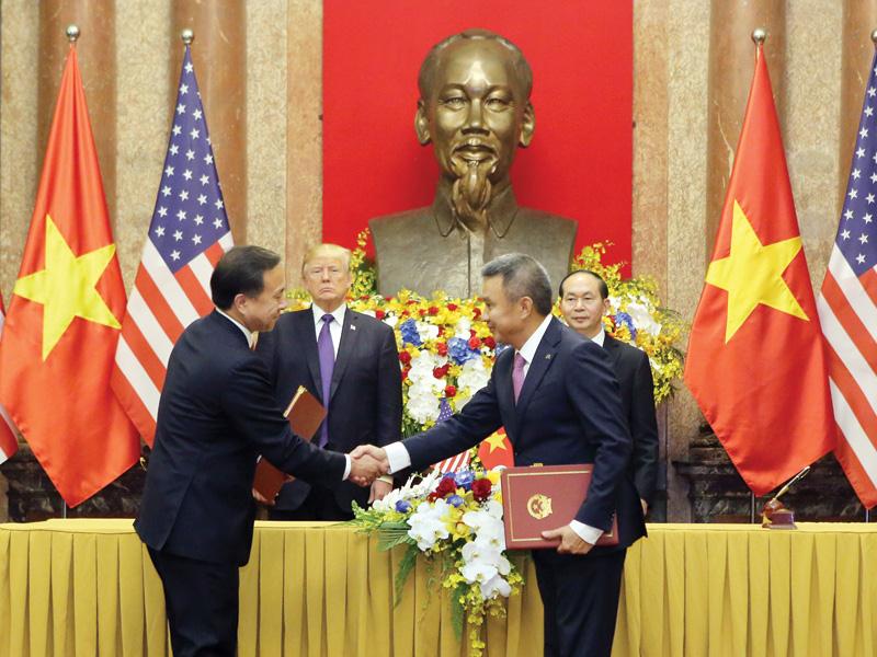 Lễ ký kết diễn ra dưới sự chứng kiến của Chủ tịch nước Trần Đại Quang và Tổng thống Hoa Kỳ Donald Trump.