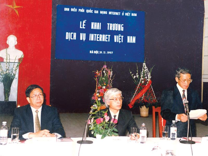 Quang cảnh lễ khai trương dịch vụ Internet Việt Nam 20 năm trước (ảnh tư liệu)