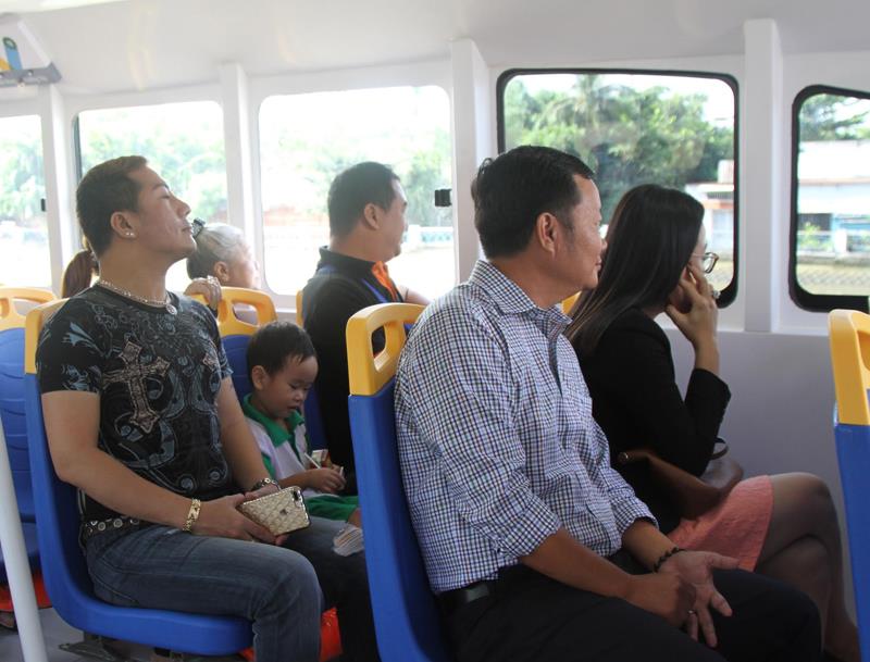 Người dân thích thú khi tham gia tuyến buýt đường sông đầu tiên.