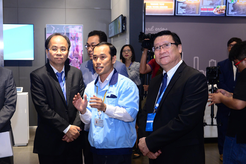 Ông Lê Mạnh Hà, nguyên Phó chủ nhiệm Văn phòng Chính phủ và ông Lê Hoài Quốc, Trưởng ban Quản lý SHTP thăm khu trải nghiệm của Samsung.