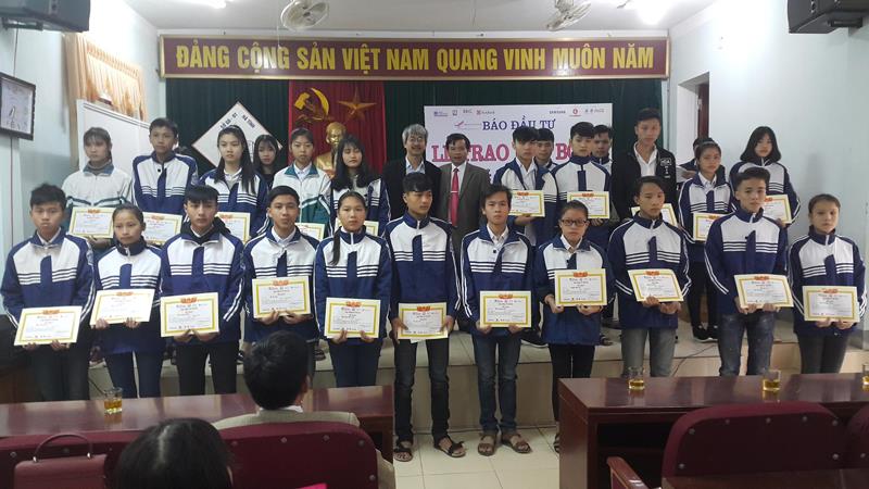60 suất học bổng đã đến tận tay các em học sinh nghèo vượt khó học giỏi Trường THPT Hương Khê.