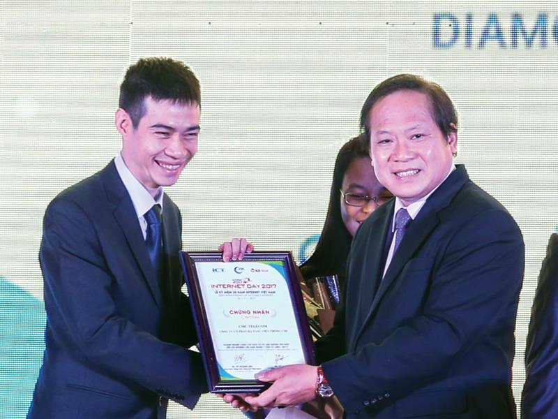 Bộ trưởng Bộ Thông tin và Truyền thông trao Bằng khen cho ông Ngô Trọng Hiếu, Tổng giám đốc CMC Telecom (bên trái) 