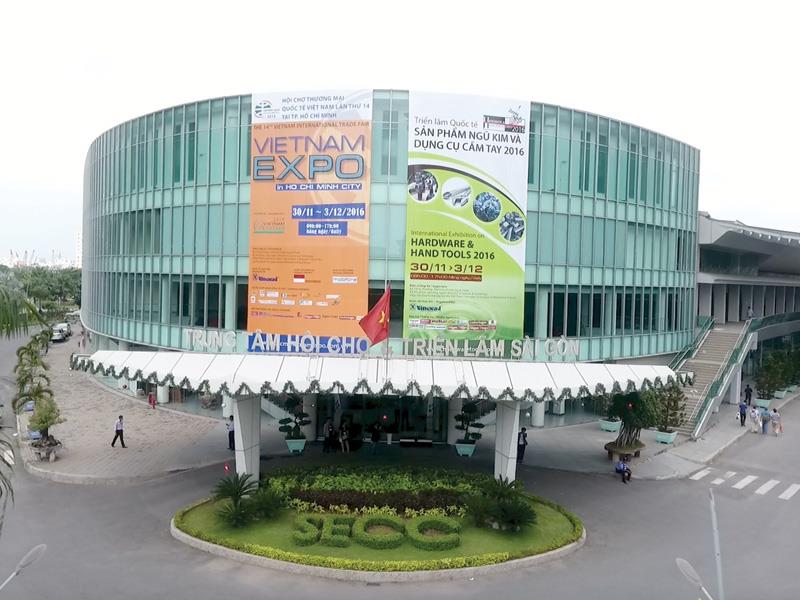 Triển lãm Vietnam Expo 2017 có 800 gian hàng của 16 quốc gia và vùng lãnh thổ.