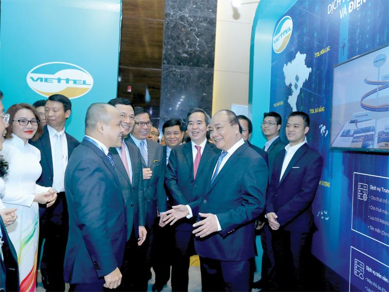 Thủ tướng Chính phủ Nguyễn Xuân Phúc thăm gian hàng của Viettel tại Triển lãm Công nghiệp thông minh 2017.