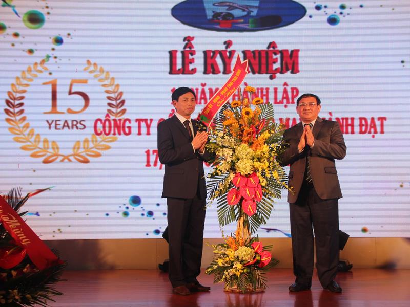 Phó Chủ tịch UBND tỉnh Thái Bình Phạm Văn Xuyên tặng hoa chúc mừng Công ty cổ phần thương mại Thành Đạt nhân kỷ niệm 15 năm thành lập.